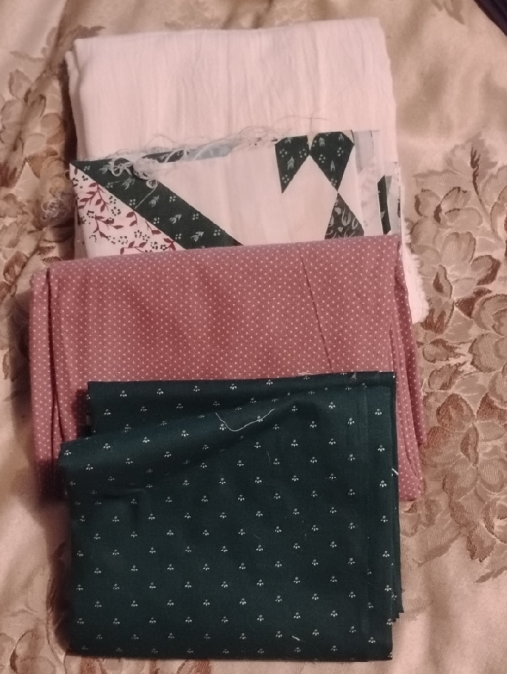 4 Coordinating Assorted Yards Of Fabric